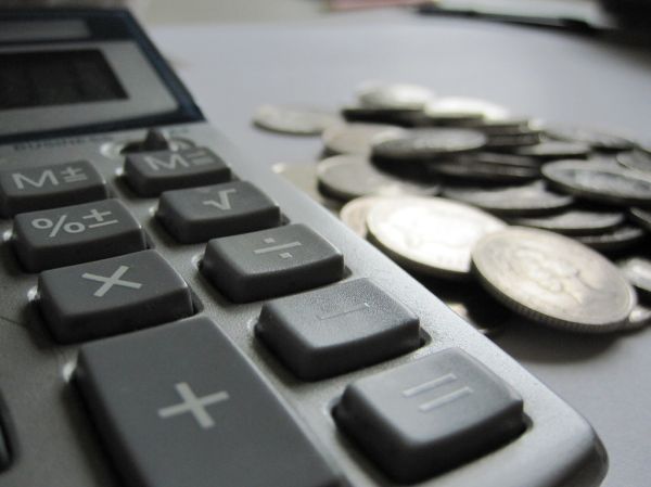 ETF 세금 계산을 상징하는 계산기와 돈 이미지