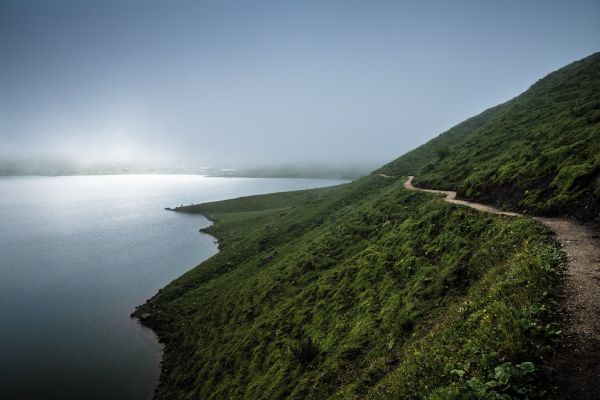 산길을 걷는 등산객의 모습
