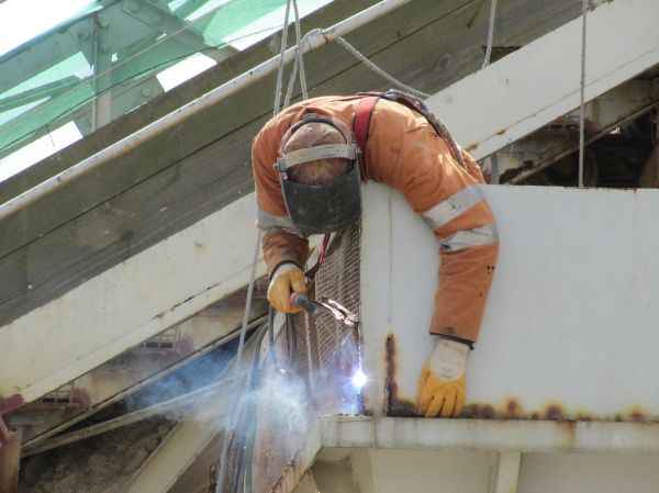 용접 작업을 하는 기술직 근로자